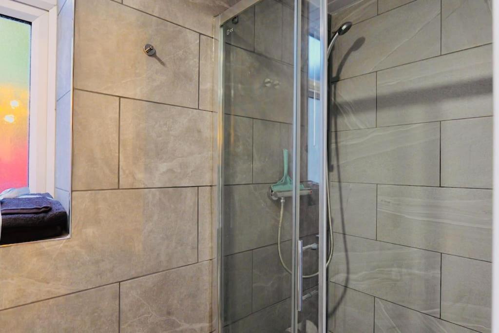 Two Bedroom Flat Near Transport & Shops Лондон Екстер'єр фото