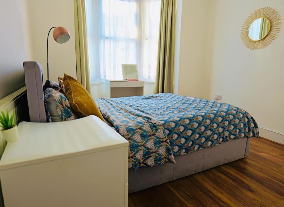 Two Bedroom Flat Near Transport & Shops Лондон Екстер'єр фото