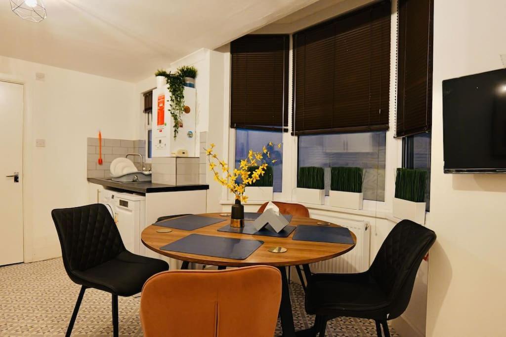 Two Bedroom Flat Near Transport & Shops Лондон Екстер'єр фото