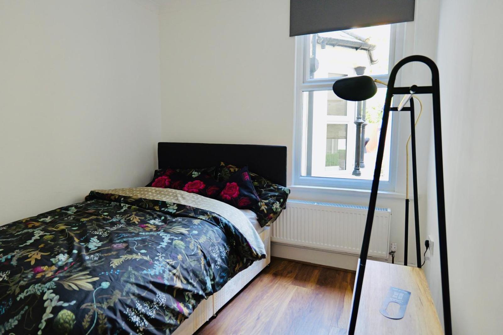 Two Bedroom Flat Near Transport & Shops Лондон Екстер'єр фото